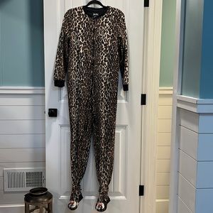 Nick & Nora Leopard Onesie. Size Large.‎